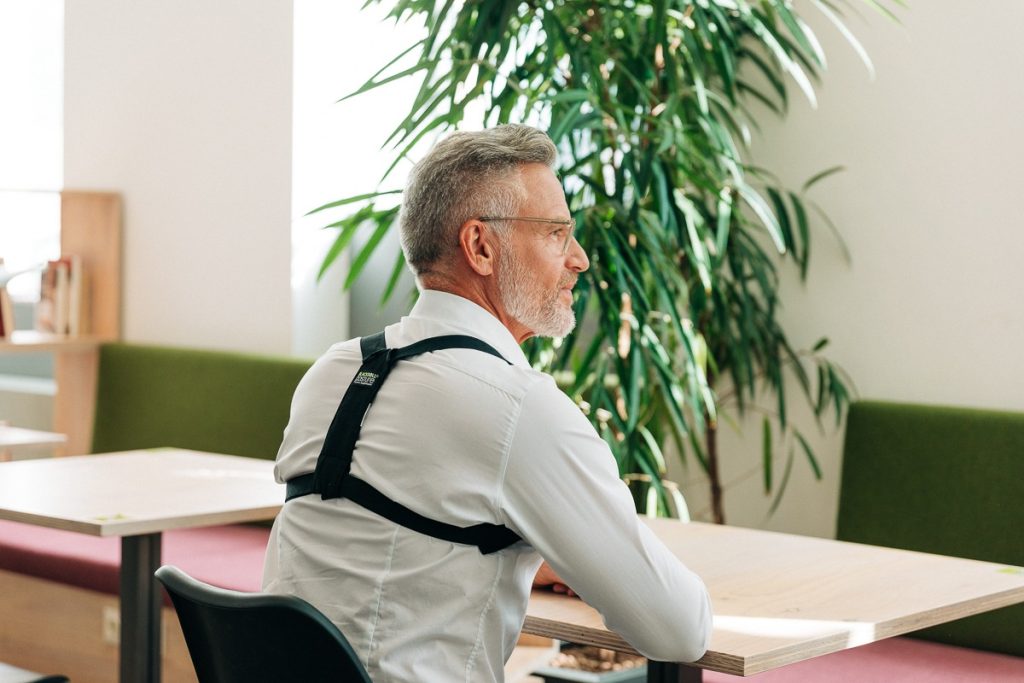 Điều chỉnh tư thế khoa học giúp bảo vệ lưng khi làm việc văn phòng